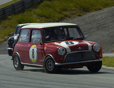 I sin lille Morris Mini Cooper kørte Carsten Warnich sig til sejre i begge løb for de historiske biler bygget i 1965 eller tidligere.